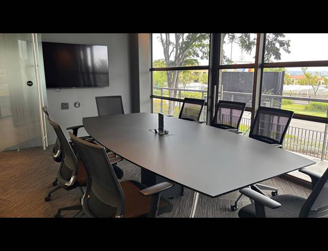 631M² OFFICE TO LET IN PINESLOPES